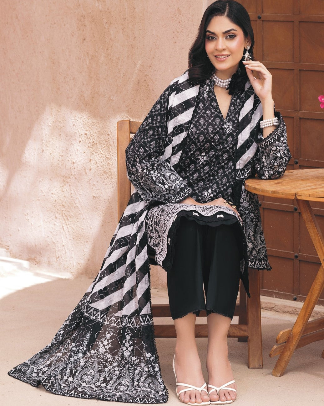 Embroidered Lawn 3PC Suit-ZR054